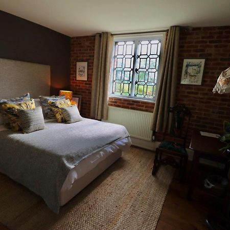 The Cholmondeley Arms Hotel Wrenbury Buitenkant foto