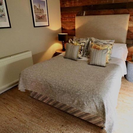 The Cholmondeley Arms Hotel Wrenbury Buitenkant foto