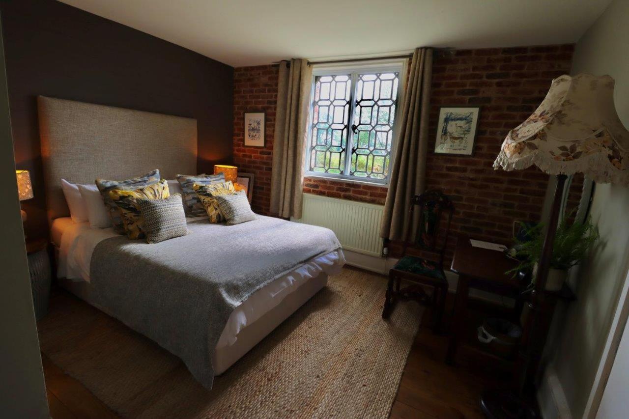 The Cholmondeley Arms Hotel Wrenbury Buitenkant foto