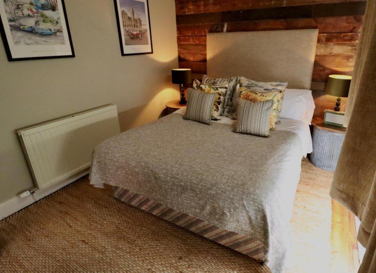The Cholmondeley Arms Hotel Wrenbury Buitenkant foto