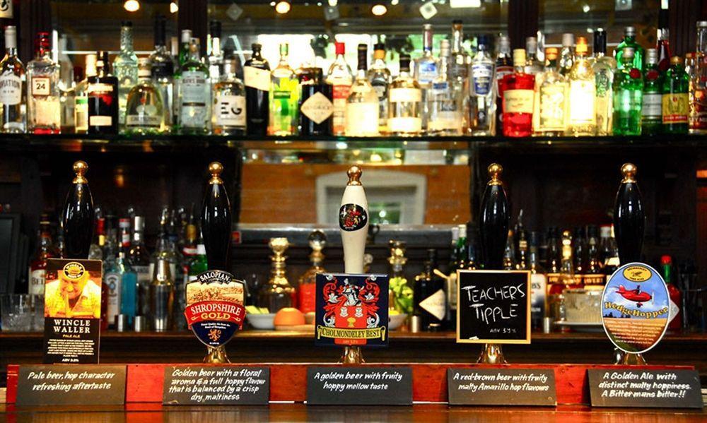 The Cholmondeley Arms Hotel Wrenbury Buitenkant foto