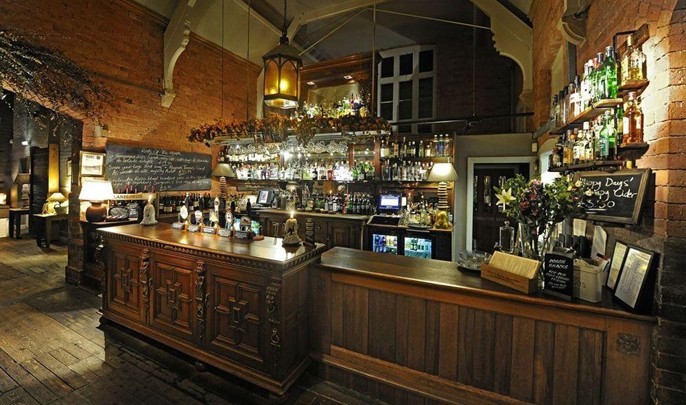 The Cholmondeley Arms Hotel Wrenbury Buitenkant foto