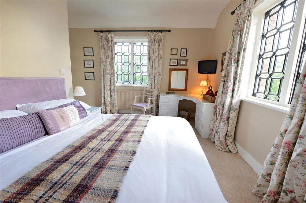 The Cholmondeley Arms Hotel Wrenbury Buitenkant foto